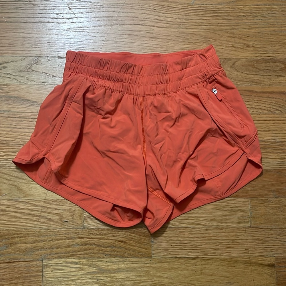 Lululemon ‘Tracker short’ lined 4”. Size 6